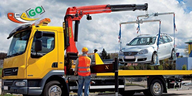 Белый автомобиль грузят на эвакуатор